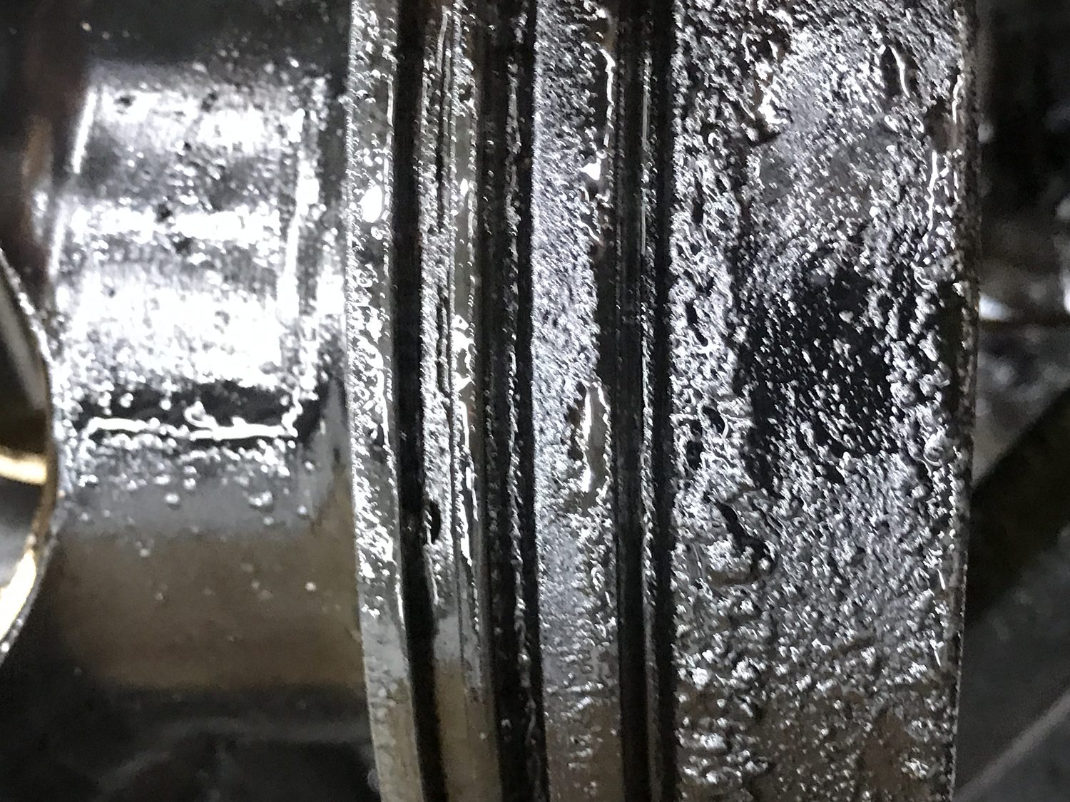Piston ring belt packed hard with carbon