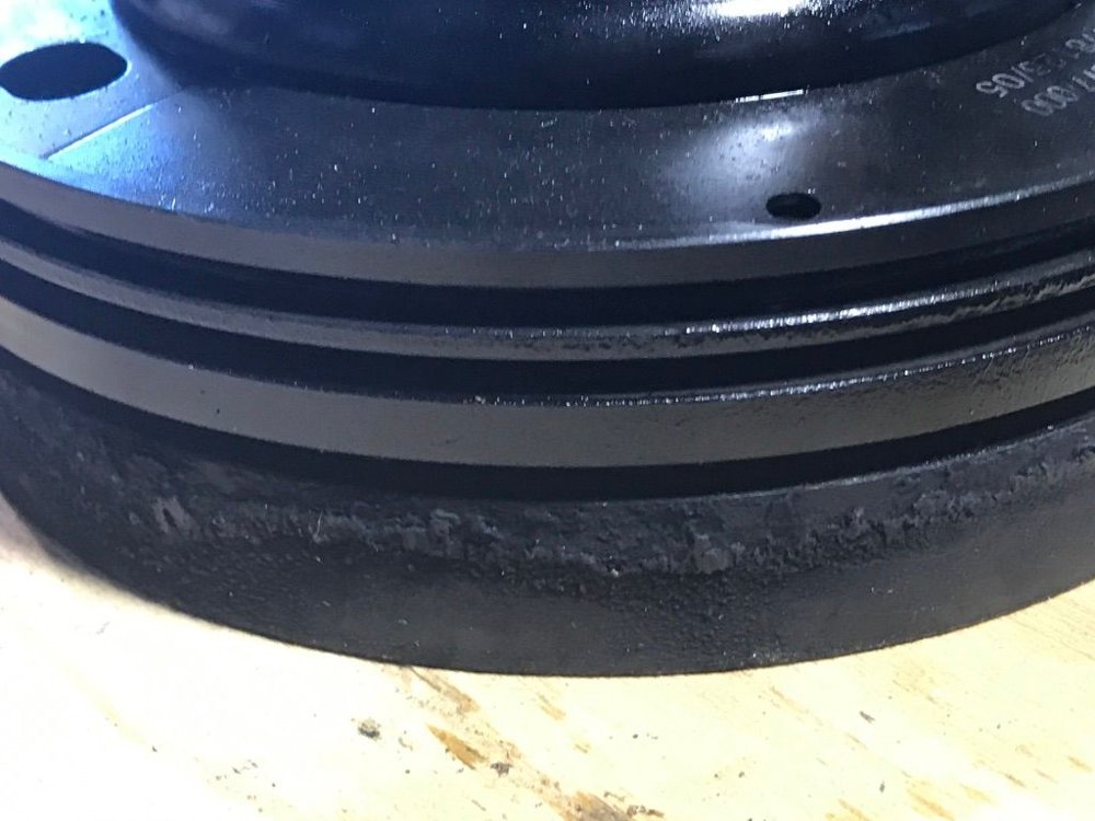 The ring belt close up — carbon banding below the lower groove, the deposit no tool reaches safely.