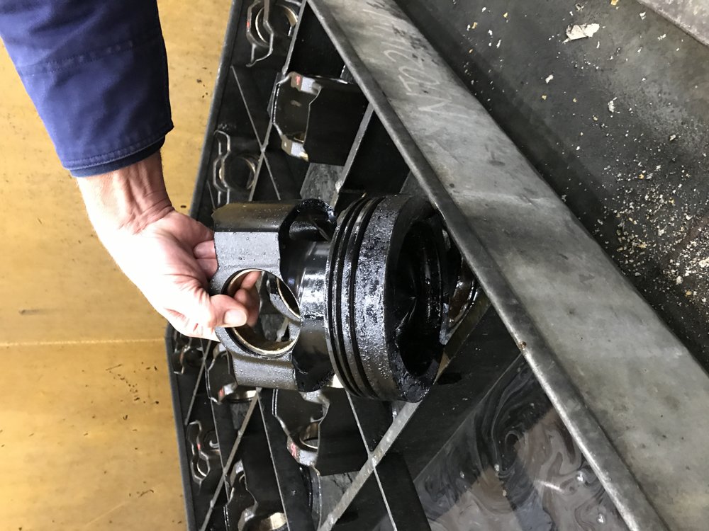 Piston racked for immersion — nothing contacts the grooves at any point.