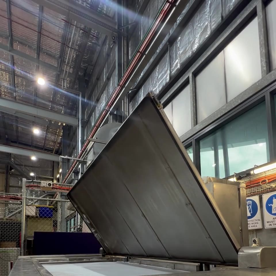 Clip: the motorised lid closes