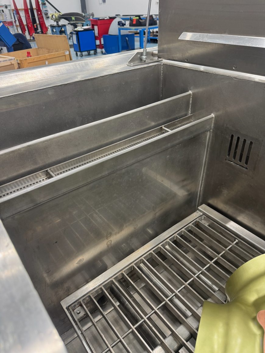 Displacement weir and interceptor grate on an EVS 300 ultrasonic tank