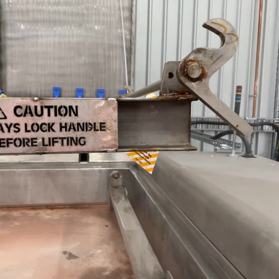 Clip: locking the lift beam before the lift