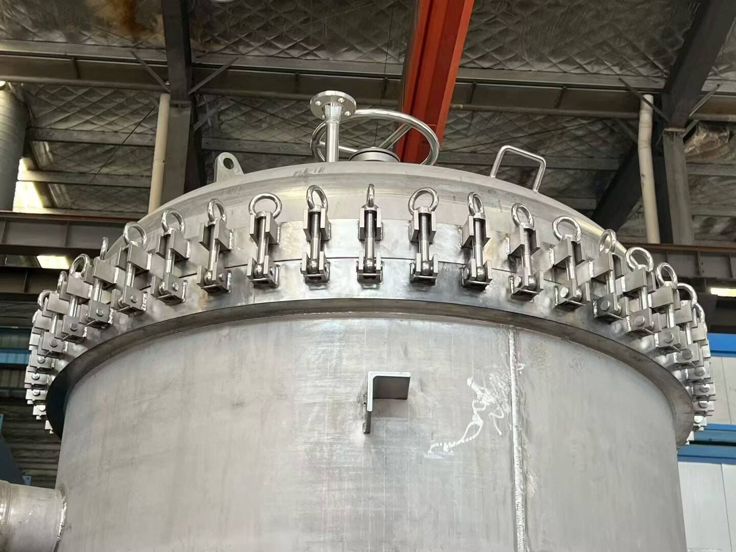 Bolted swing-bolt vessel cover
