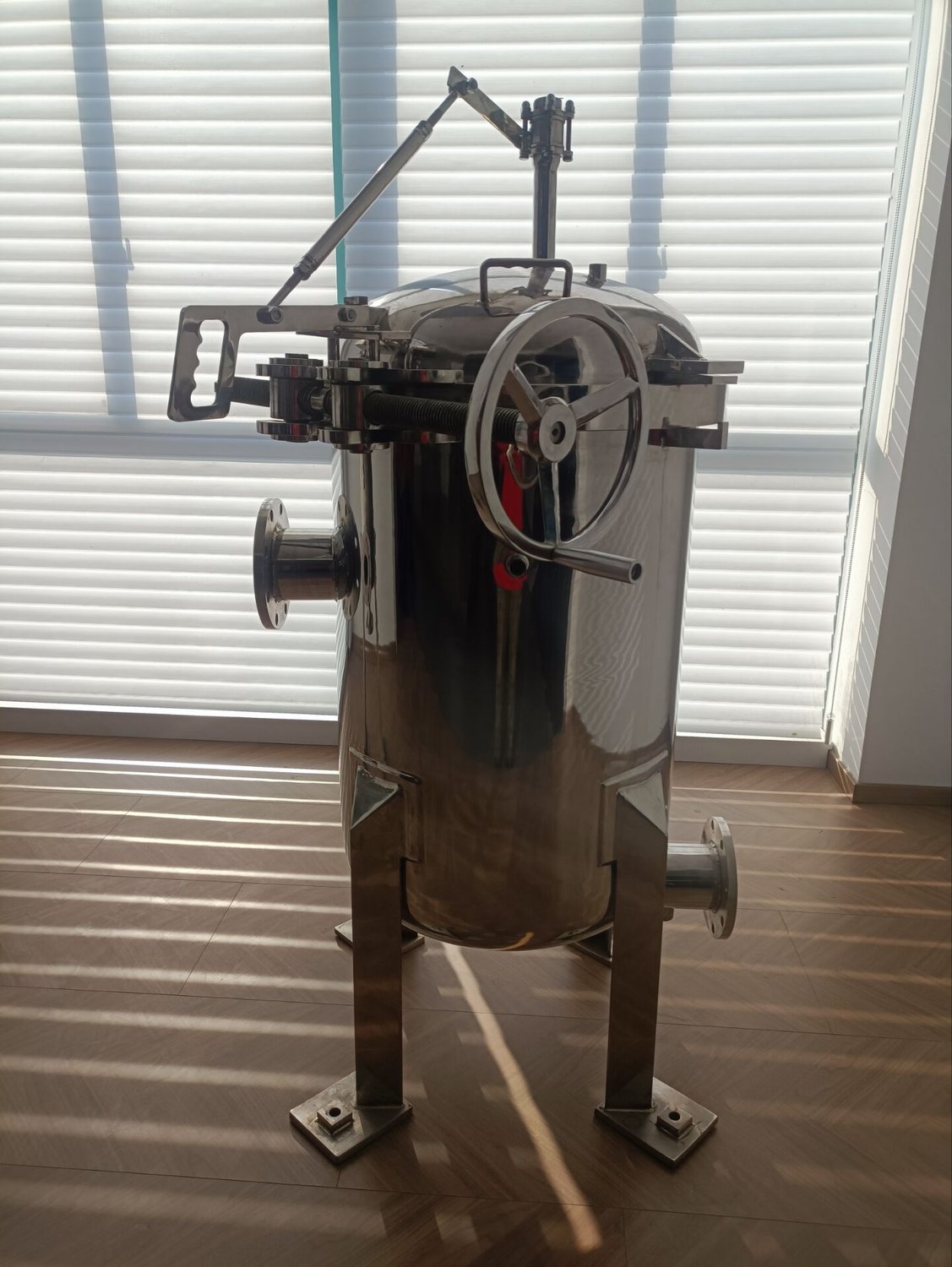 Single bag filter housing