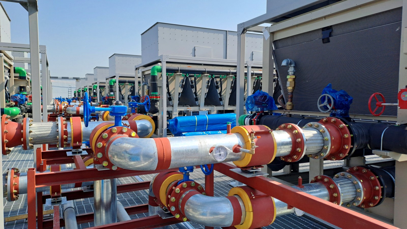 Rooftop chiller plant and insulated cooling pipework
