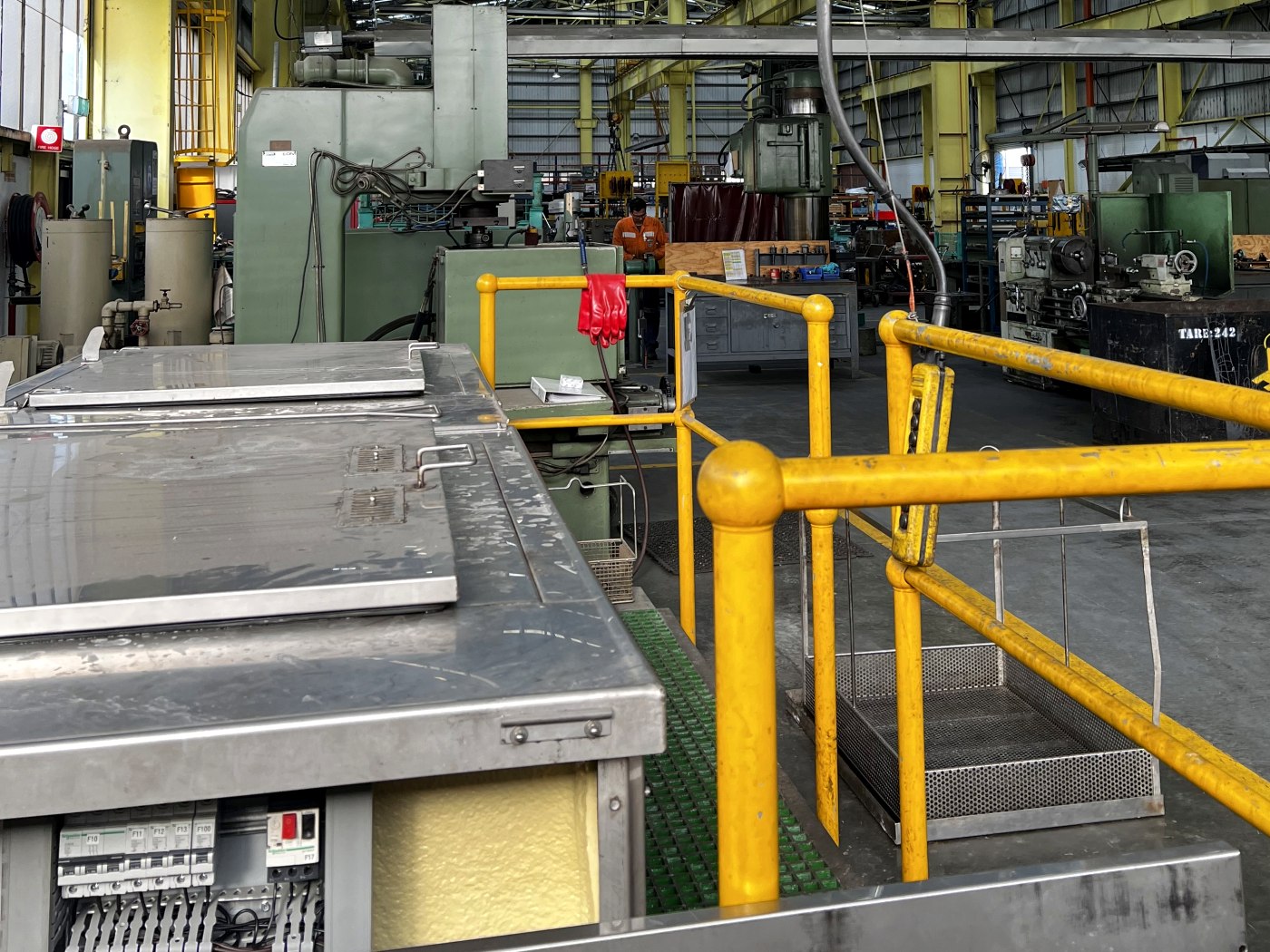 Twin-lid immersion cleaning tank installed in a heavy engineering workshop