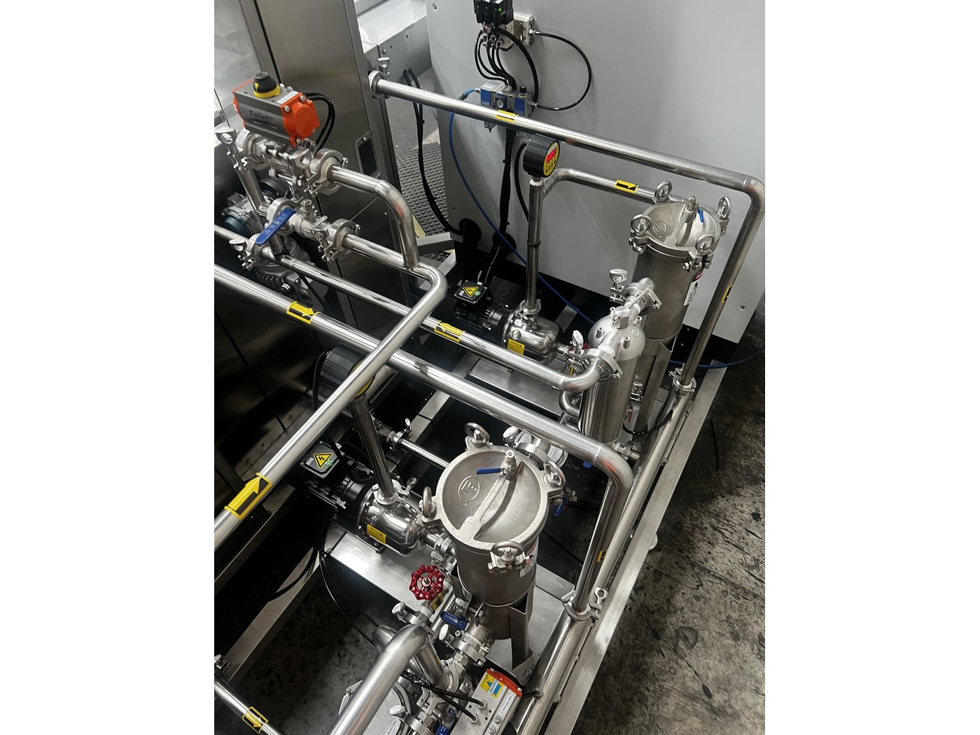 Filtration manifold on a Misonics Sonos L-130 — filter housing, pump and valves
