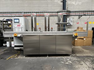 Misonics SonoLine automated ultrasonic cleaning line — From the loading end