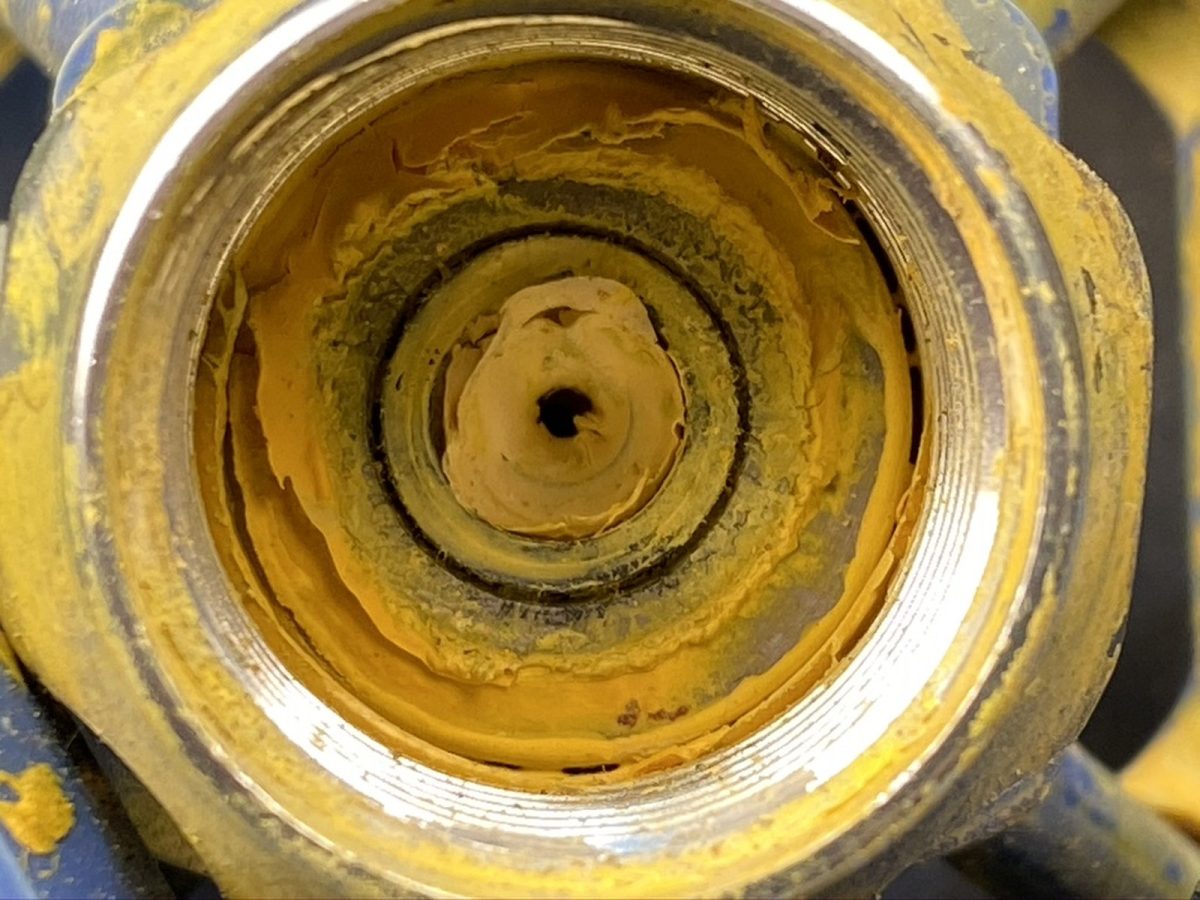 Spray tip seat bore filled with dried paint