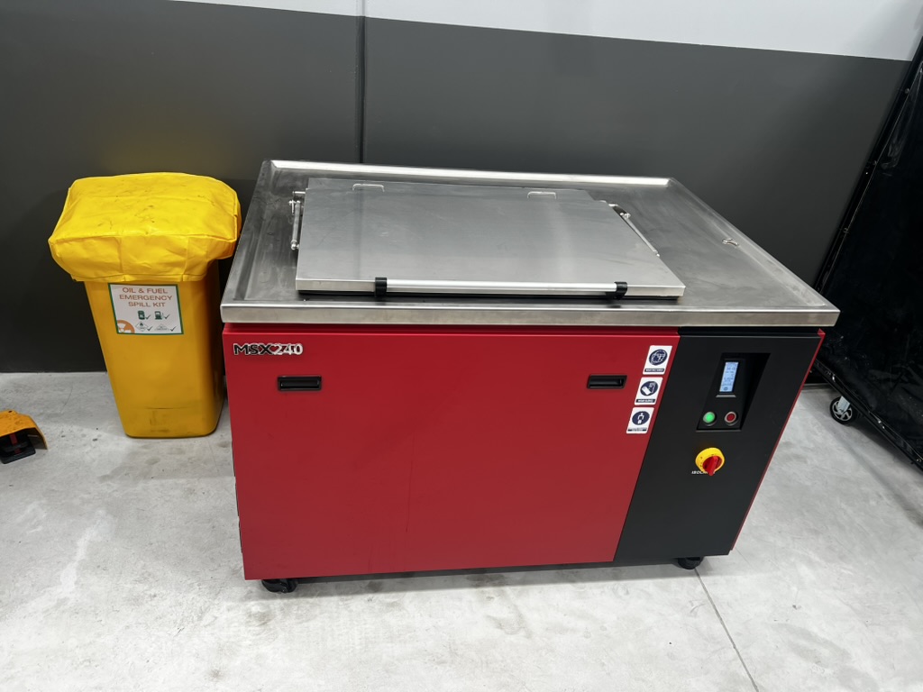 MSX 240 ultrasonic tank front, with lid, control panel and emergency stop